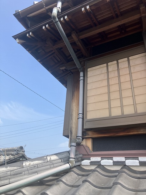 屋根に登って雨漏りの調査